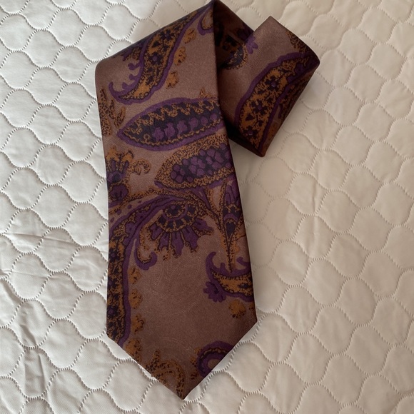 JONATHAN BRYAN TIE . - Picture 5 of 5
